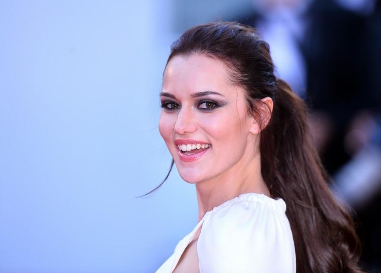 <p><strong>Fahriye Evcen</strong></p>
<p>5 milyon civarı</p>