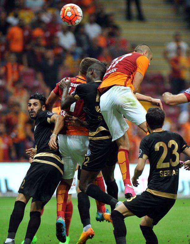 <p>Kazanılan köşe vuruşunda Selçuk İnan'ın penaltı noktası üzerine gönderdiği topu, Osmanlıspor FK savunmasında Bakary Soro kafayla uzaklaştırıyor.</p>