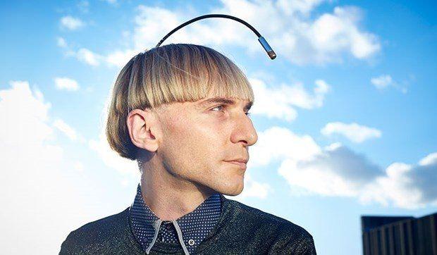 <p><strong>Kafatasına ilk anten protezi taktıran İngiliz Neil Harbisson</strong></p>
