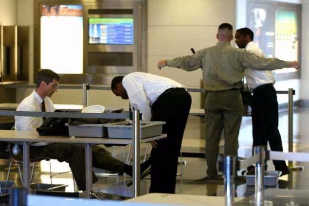 <p>Havalimanında güvenlik görevlilerine takılan eşyalar şoke etti.</p>
