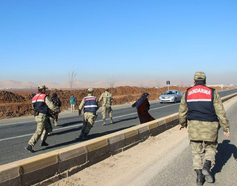 <p>Kavgada yaşamını yitiren Mehmet Alpak'ın yakınları, olaydan sorumlu tuttukları Altun ailesine ait evi ve 2 depoyu ateşe verdi. </p>
