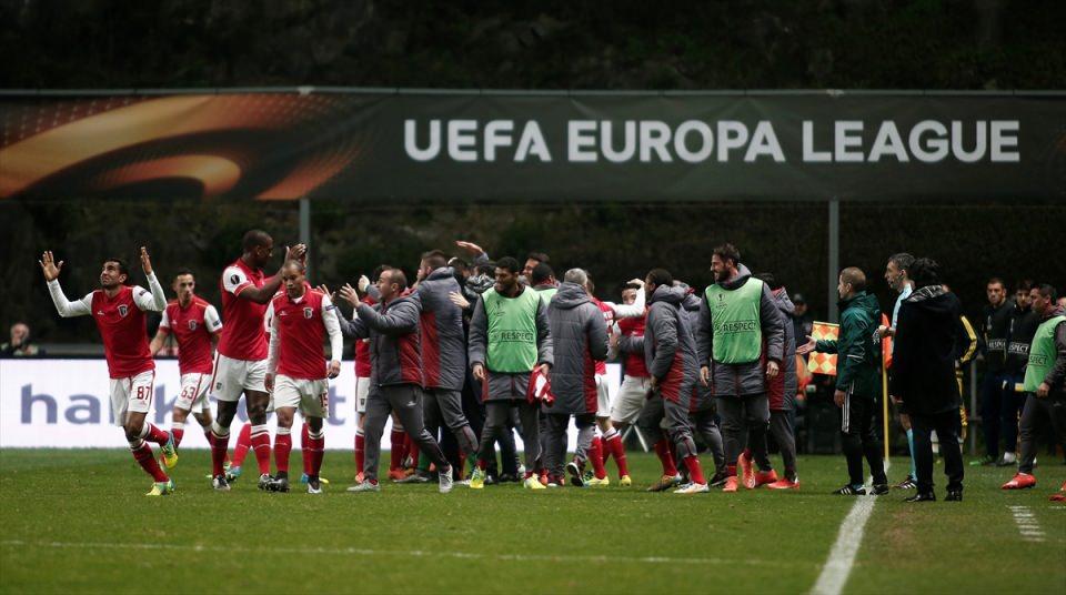 <p><strong>AT ARTIK NANI!</strong></p>
<p>65. dakikada Nani Fenerbahçe adına çok önemli bir pozisyonu harcadı. Portekizli yıldız, Fenerbahçe'nin Braga'yı gafil avladığı atakta, sağ ev soldaki arkadaşlarına pası vermedi, önünün açık olmasına rağmen kötü vurdu. Burada Braga'ya darbeyi vurabilirdik.</p>