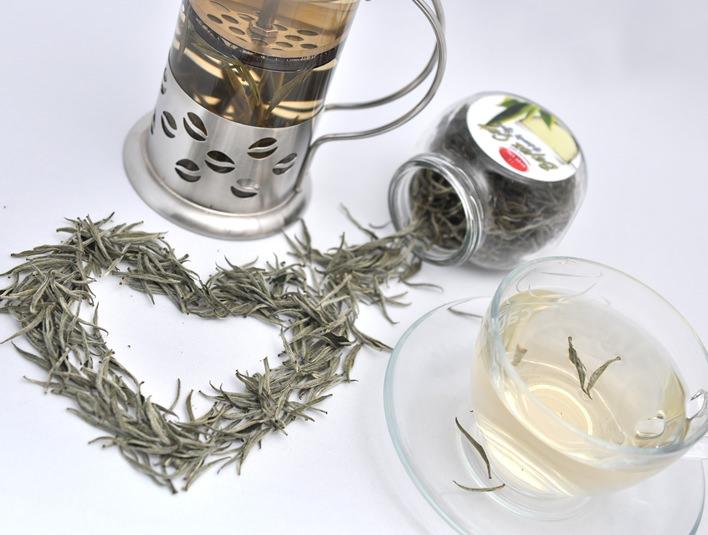 <p>Türkiye'de üretimine 2014 yılında başlanan ve bu yıl yaş çay sezonunda yaklaşık 600 kilogram üretilebilen beyaz çayda üretim az, talep fazla olunca yurt dışına ihracat yapılamıyor. </p>
