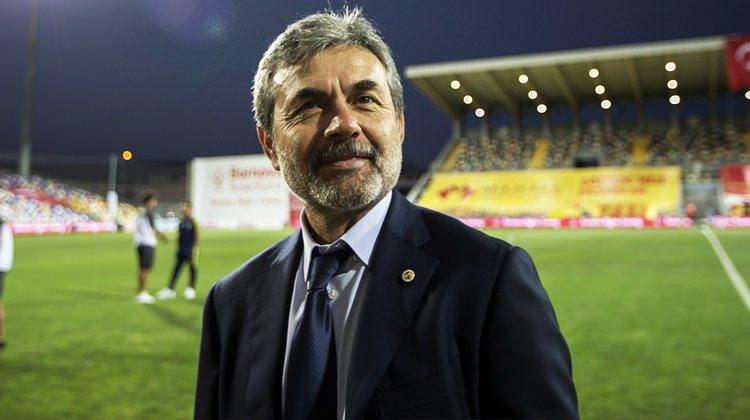 <p>Fenerbahçeli taraftarlar Teknik Direktör Aykut Kocaman'ın yeni transfer Giuliano de Paula'yı yedek bırakmasına büyük tepki gösterdi. İşte sosyal medyadaki o tepkilerden bazıları...</p>
