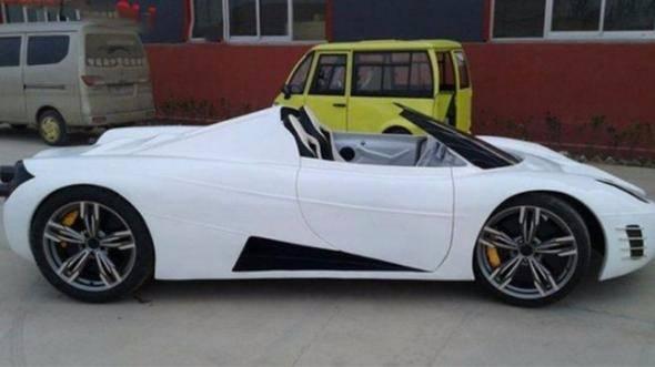 <p>Bunun üzerine harekete geçen Shengqi, artık hiper otomobillerini seri üretimde yola çıkarmak için kolları sıvadı. Prototip oluşturma süreci yedi ay süren, 4 ve 10 beygir olmak üzere iki versiyonla satışa çıkan modellerin toplam ağırlığıysa sadece 200 kg. Shengqi, 4 beygirlik versiyonun saatte maksimum 40 km hıza erişebildiğini ve 80 km‘lik menzile sahip olduğunu belirtirken 10 beygirlik versiyonun saatte 60 km hıza ve 100 km menzil değerine sahip olduğunu belirtiyor.</p>

<p> </p>
