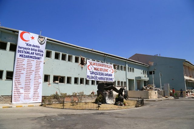 <p>Bir imam ve çeşitli rütbelerdeki 44 Özel Harekât polisi, hain saldırıda şehit oldu.</p>
<p> </p>