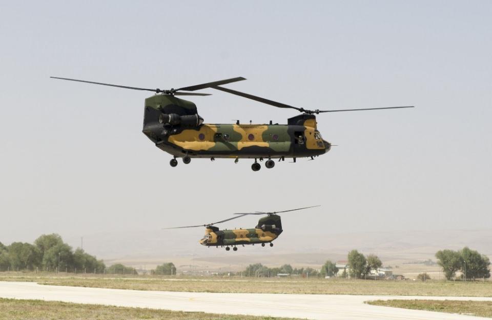 <p>Edinilen bilgiye göre, 2 adet 4 bin 800 beygir gücünde motoru bulunan helikopterin, azami sureti saatte 315 kilometre. Kendi yakıt depolarıyla 2 saat 15 dakika havada kalabilen CH-47F yük helikopteri, bu şekilde 556 kilometre olan uçuş menzili içine yüklenebilen dahili yakıt depolarıyla bin 100 kilometreye çıkıyor. Gelişmiş dijital kokpit ve uçuş kontrol sistemiyle helikopter camiasında kendini kanıtlamış olan CH-47F yük helikopteri, uçuşun her anında dinamik bilgiler sağlayarak, uçuş planlamasının hassasiyetini arttırıyor. </p>