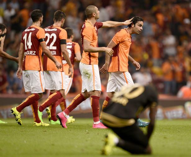 <p><span style="color:#A9A9A9">Galatasaray bir kez daha gole çok yaklaşıyor. Yasin Öztekin'in ceza alanı içerisinde sol çaprazdan kale ağzına gönderdiği ortaya yükselen Selçuk İnan kafa vuruşunu yapıyor. Kaleci Ahmet Şahin, topu parmaklarının ucuyla kornere çeliyor.</span></p>
