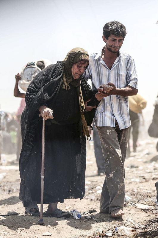 <p>ABD öncülüğündeki koalisyon güçlerinin Suriye'nin Haseke kentine bağlı Rasulayn bölgesine düzenlediği hava bombardımanı ve bazı Kürt grupların baskısından kaçan bir grup Suriyeli, Akçakale Gümrük Kapısı'ndan Türkiye'ye girdi.</p>