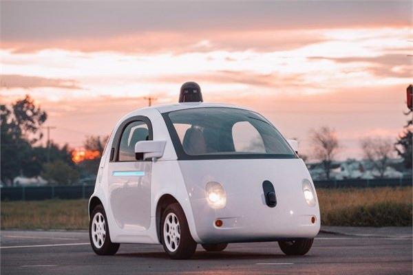 <p>Denizaltı ve uçaklarda bulunan cayroskop ve hız ölçerlerle donatılmış ve geçiş güzergahındaki her ayrıntıyı içeren detaylı GPS sisteminin yanında otomobile yerleştirilmiş kamera ve sensörlerle çevresini algılayan araç, tüm yönlerde 183 metreye kadar alanı 360 derece görüş açısıyla tarayabiliyor. Bu da bir insana göre çok daha hızlı olarak aracın tehlikeyi fark etmesini sağlıyor.</p>

<p> </p>
