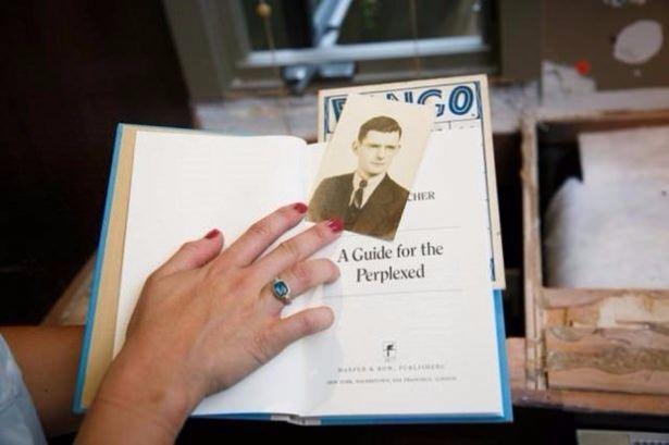 <p>Şifreli kasanın içerisinde bulunan siyah beyaz fotoğrafın arka kısmına ise, "Alan, bende okuman gereken bir kitap var" notu yazıyor.</p>