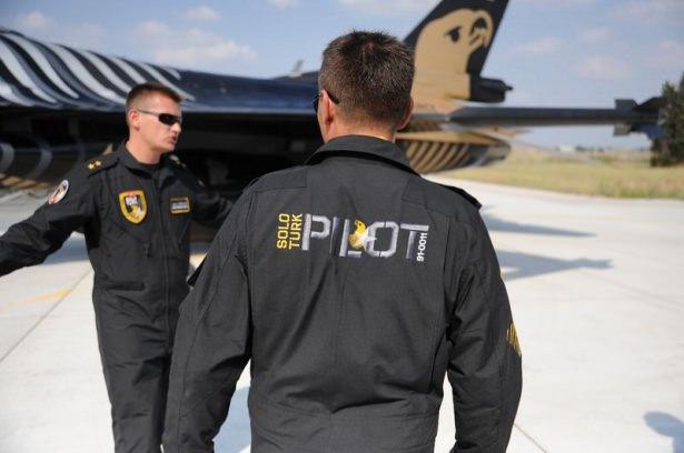 <p>En uzak mesafe ise 5 kilometre. Gösteri uçağı ve pilotları her zaman savaşa hazırdır. Bizim, diğer F-16 pilotlarından, uçağımızın da diğer F-16 uçaklarından hiçbir farkı yok...</p>
<p> </p>