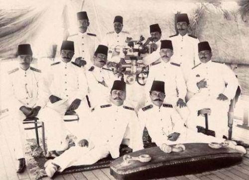 <p>Osmanlı İmparatorluğu'ndaki çok etnik unsuru bir arada barındıran sosyal hayat batılı fotoğrafçılar için bulunmaz bir fırsat ortaya çıkardı.<br />
 <br />
Türk denizciler Bağdat'ta poz verirken. (20. yüzyılın başı)</p>
