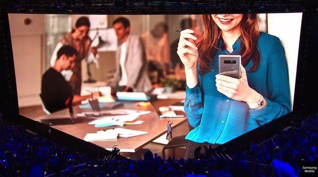 <p>Cihaz gece siyahı, orkide grisi ve altın sarısı renk seçeneklerine sahip olacak.</p>

<p> </p>
