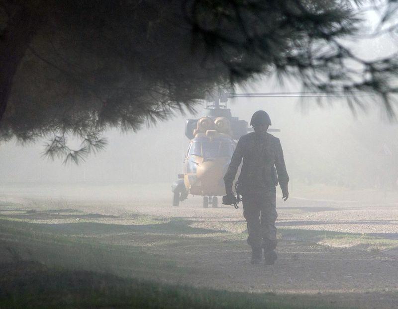 <p>Hava araçlarının güvenli şekilde inişlerinin ardından, personel, muharebe teçhizatının tamamını yanına alarak helikopterlerle inme bölgelerine ilerledi. </p>
<p> </p>