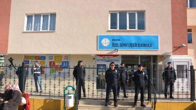 <p>Bilecik'te Fethullah Gülen'e yakınlığı ile bilinen dershanenin tabelası indirildi. Veliler kayıt yaptırmazken, mevcut kayıtlarda iptal ediliyor.</p>