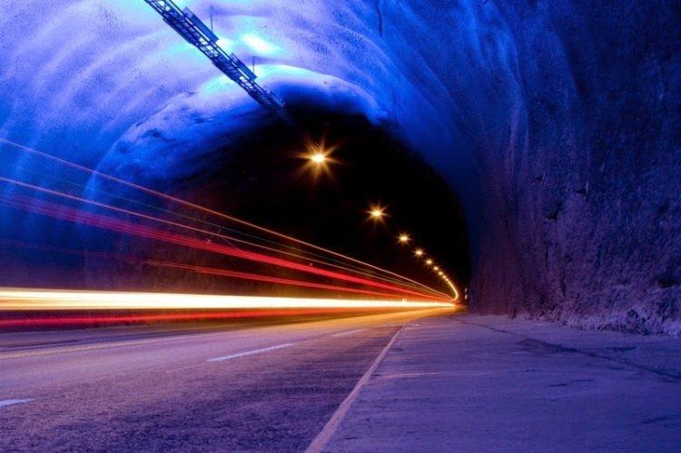 <p>Tünelde 6 km arayla mavi ışıkla ışıklandırılmış büyük dinlenme mağaları bulunuyor.</p>
<p> </p>