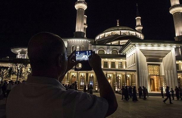 <p>Namaz çıkışında konuşan vatandaşlar, caminin mimarisinden çok etkilendiklerini anlattı. Camiye Ankara'nın Gölbaşı gibi şehir merkezine uzak ilçelerinden gelen vatandaşlardan bazıları, "Cami çok güzel, Ankara'mıza da yakışıyor. Bu kadar kalabalık olacağını beklemiyordum, Mekke'yi Medine'yi aratmıyor", "Cami muhteşem, Allah razı olsun yapanlardan", "Eski tarihi anıt gibi, Osmanlı anıtı gibi çok güzel" görüşlerini dile getirdi.</p>