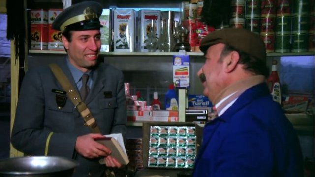 <p>Yönetmen ve yapımcılığını Memduh Ün'ün yaptığı 1984 yapımı 'Postacı' filminde, postacı Adem rolündeki usta oyuncu Kemal Sunal bakkala girdiğinde kapalı olan bisküvi kutuları kamera açısı değişikliği sonrası birden açık oluyor.</p>

<p> </p>
