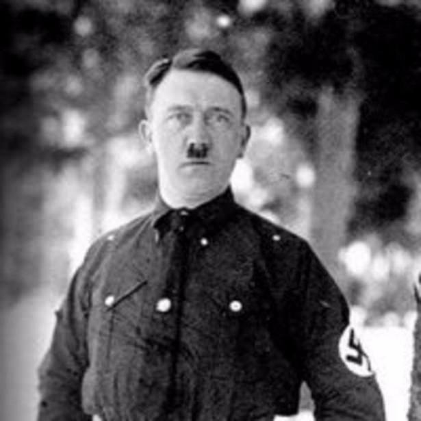 <p>Führer olarak meydanlarda milyonlarca kişiye sert konuşmalarıyla hitap eden Hitler'in, imajının bozulacağını düşündüğü için şortlu fotoğrafların yayınlanmasını yasaklattığı ifade edildi.</p>
