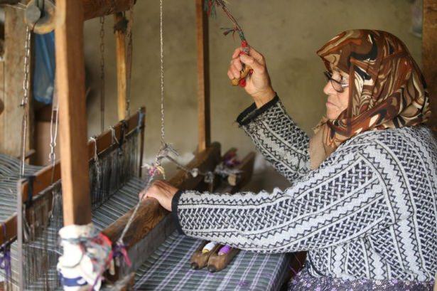 <p><strong>Asırlık tezgah saat gibi işliyor</strong></p>
<p>Müjgan Akdemir, AA muhabirine, dut ağacından yapılan tezgahıyla günde 10-15 metre kumaş dokuduğunu söyledi.</p>