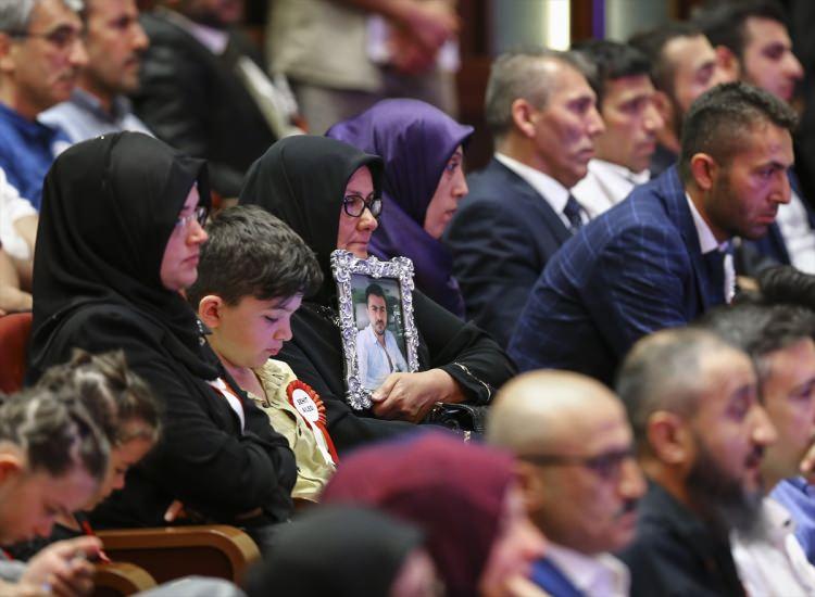 <p>Beştepe Millet Kongre ve Kültür Merkezi'nde 15 Temmuz Şehitleri Anma Programı düzenlendi. Anna töreninde yapılan konuşmalar sırasında bazı vatandaşlar duygusal anlar yaşadı.</p>
