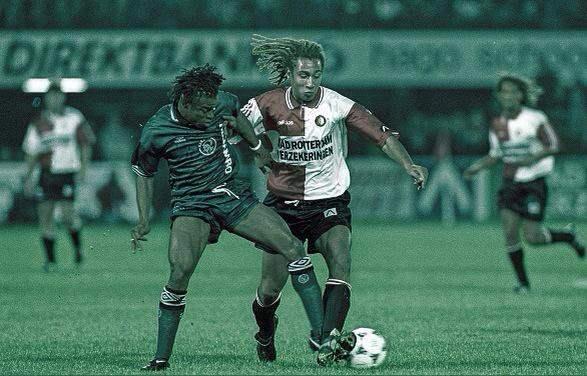 <p>Ajaxlı Edgar Davids ile Feyenoordlu Henrik Larsson (1995)</p>