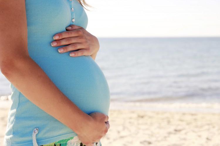 <p>Özellikle hamileliğin ilk üç ayında görülen hormonal değişikliklerin etkisiyle anne adayları normalden biraz daha fazla etkilenebiliyor.</p>
