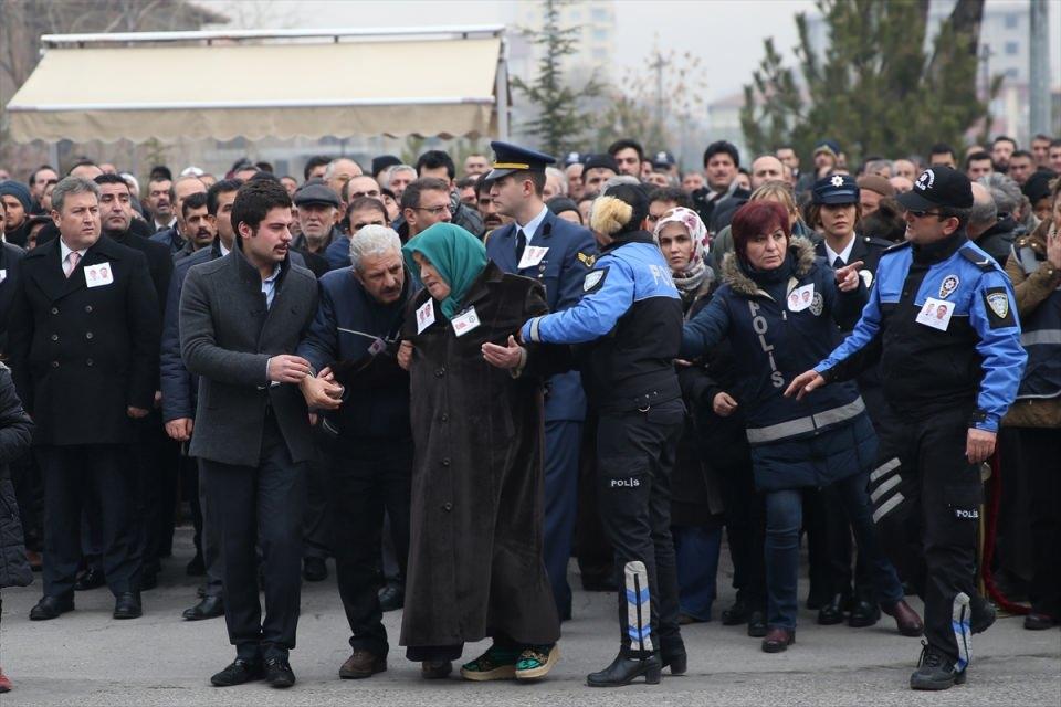 <p>Bazı şehit yakınları, cenazelerin getirilişi sırasında fenalık geçirdi.</p>

<p> </p>
