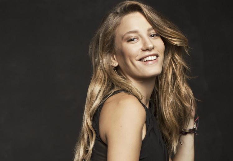 <p><strong>Serenay Sarıkaya</strong></p>
<p>Antalya Saime Salih Konca Lisesi'nde okumuş.</p>
