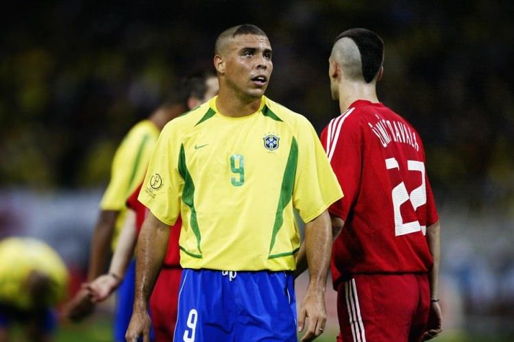 <p><strong>İŞTE SAÇLARIYLA HAFIZALARA KAZINMIŞ FUTBOLCULAR</strong></p>

<p> </p>

<p>Ronaldo ve Ümit Davala aynı karede</p>
