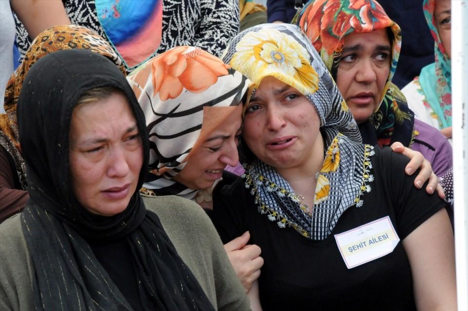 <p>Van'ın Çaldıran ilçesinin Tendürek Dağı bölgesinde güvenlik güçlerince yürütülen operasyonlarda, terör örgütü PKK militanları ile çıkan çatışmada şehit düşen Astsubay Üstçavuş Suat Petek'in (36) cenazesi, memleketi Osmaniye'nin Kadirli ilçesinde toprağa verildi. Törende, şehidin annesi Elif (sol 2) ve kardeşi Oğuzhan (sağ 2) Helvacı'yı yakınları teskin etmeye çalıştı.</p>