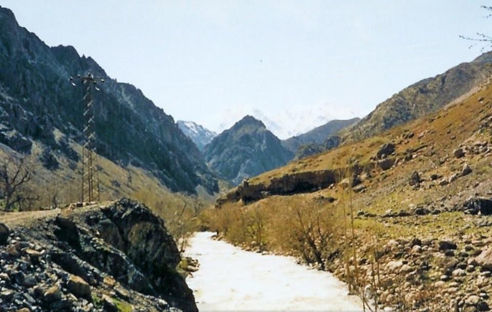 <p><strong>06 Eylül 2015 günü Dağlıca-Yüksekova yolunun ulaşıma açılması maksadıyla yürütülen operasyonda üç adet El Yapımı Patlayıcı bulunarak imha edilmiştir. </strong></p>