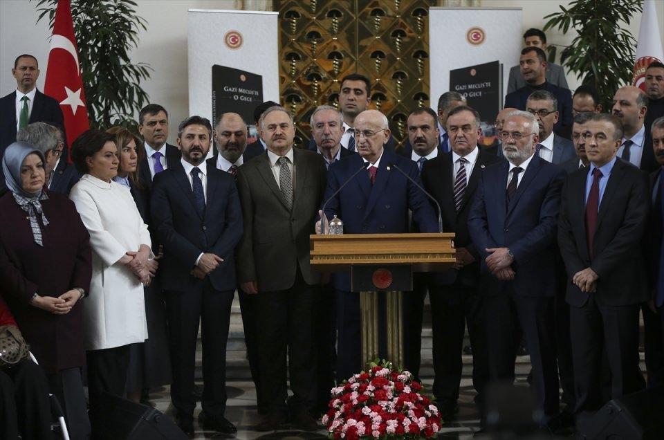 <p><em><strong>Ünüvar'a böyle bir kitap yazdığı için teşekkür eden Kahraman, şöyle devam etti:</strong></em></p>

<p>"Menfur bir gece yaşadık. Fethullah, güzel bir isim. Herkes bir isim arıyor, FETÖ diyor. Ben ona yeni bir isim buldum: Çakal Carlos. Dünyanın en meşhur teröristi. Hapiste. Hadi o sipariş alarak parayla yapıyor. İnsan kendi toprağının, vatanının, ekmeğini yediği yeri, Meclisi şu hale getirir mi? Buna rıza gösterir mi be zalim?</p>
