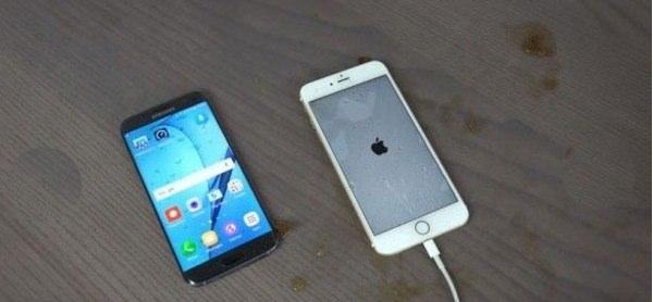 <p>iPhone 6S Plus bir de şarj aletine takılıp deneme yapılıyor. </p>

<p> </p>
