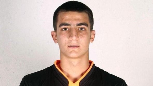<p>Mohammad Soltani Mehr (İran)<br />
<br />
Saipa<br />
<br />
Orta saha<br />
<br />
1999</p>