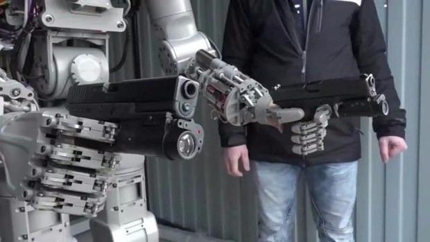 <p>Rusya'da üretilen robot asker FEDOR'un askeri yetenekleri yayınlanan kareler ile ortaya çıktı. Sinema tarihinin en çok izlenen serilerinden biri olan Terminator gerçek oluyor! </p>

<p> </p>

<p> </p>
