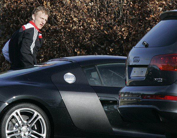 <p>Fenerbahçe'nin Hollandalı yıldızı Dirk Kuyt Audi R8 kullanıyor.</p>

<p> </p>
