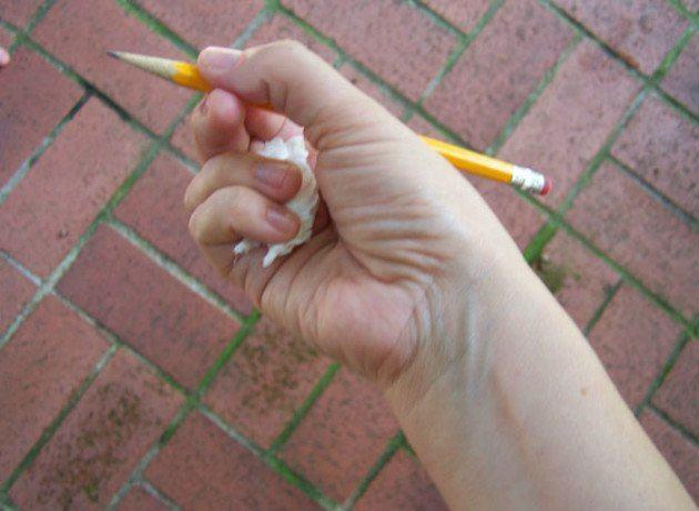 <p>- Okul dönemine hazırlanan çocuğunuza yazı yazmayı öğretmek istiyorsanız, kalemi düzgün tutmasını sağlamak için peçete kullanabilirsiniz.</p>

<p> </p>
