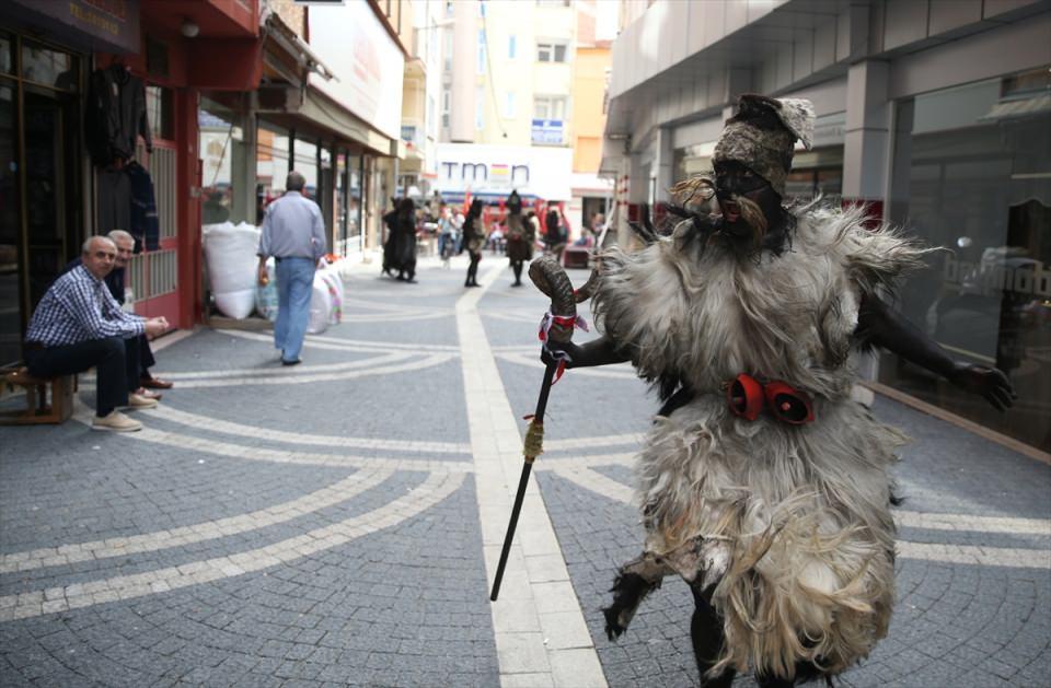<p>O dönem düşman askeri yani Yunanlar, buradaki vatandaşlara zulüm ediyormuş. Bizim işçiler de bu gördüğünüz Tülütabak kostümlerini giyip gece karanlığında düşman askerlerine saldırmışlar. Tabi baca kurumlarıyla simsiyah, üstlerinde hayvan postu olunca düşmanlar korkmuş. Gece devriye gezen Yunan askerleri korkmaya başlamış. Buralarda ne var, kim bunlar, ne bunlar anlam veremiyorlar. Bu şekilde Yunan askerleri psikolojik olarak yıpranıyor, korku içinde oluyor."</p>