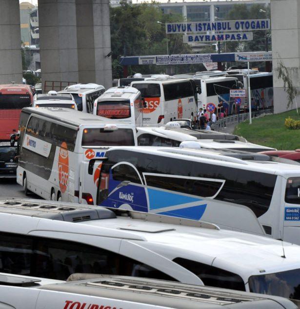 <p><strong>TRAFİK DURMA NOKTASINA GELDİ</strong><br />
Trafik durma noktasına gelirken, bazı yolcular da araçlarından inerek valizleriyle yürümeye başladı.</p>
