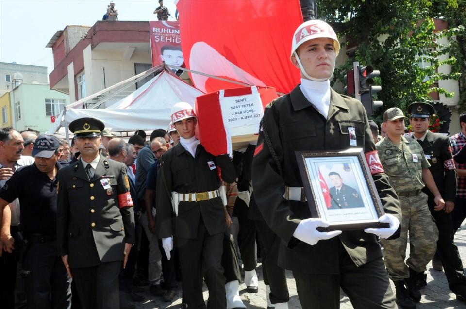 <p>Van'ın Çaldıran ilçesinin Tendürek Dağı bölgesinde güvenlik güçlerince yürütülen operasyonlarda, terör örgütü PKK militanları ile çıkan çatışmada şehit düşen Astsubay Üstçavuş Suat Petek'in (36) cenazesi, memleketi Osmaniye'nin Kadirli ilçesinde toprağa verildi. Törende, şehidin annesi Elif (sol 2) ve kardeşi Oğuzhan (sağ 2) Helvacı'yı yakınları teskin etmeye çalıştı.</p>