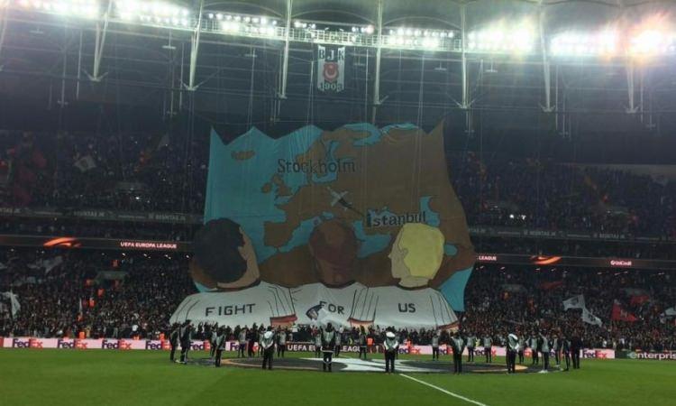 <p>Beşiktaş'tan 3 boyutlu koreografi Beşiktaş taraftarı, Olympiakos maçı için özel bir koreografi yapmıştı: "Bizim için savaş". </p>
