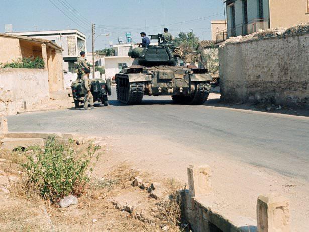 <p>Kuzey Kıbrıs Türk Cumhuriyetinin Sınırları Tanklarımızla Çizilirken</p>

<p> </p>
