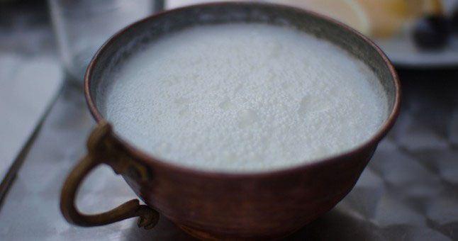 <p>Hamilelerin de yaz aylarında bolca tüketmesi gereken bir içecektir.</p>
