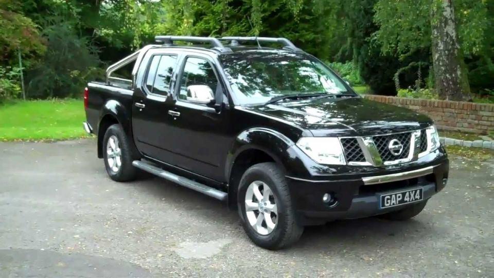 <p><strong>NİSSAN NAVARA</strong><br />
Yeni Navara artık adında NP300 takısını da taşıyor. 160 ve 190 HP güçlerinde 2.3lt'lik iki dizel motor var. Acil durum fren yardımcısı ve cçevre görüş sistemi özellikleri ile dikkat çekiyor. Yılın ilk çeyreğinde satışa sunulması bekleniyor.</p>