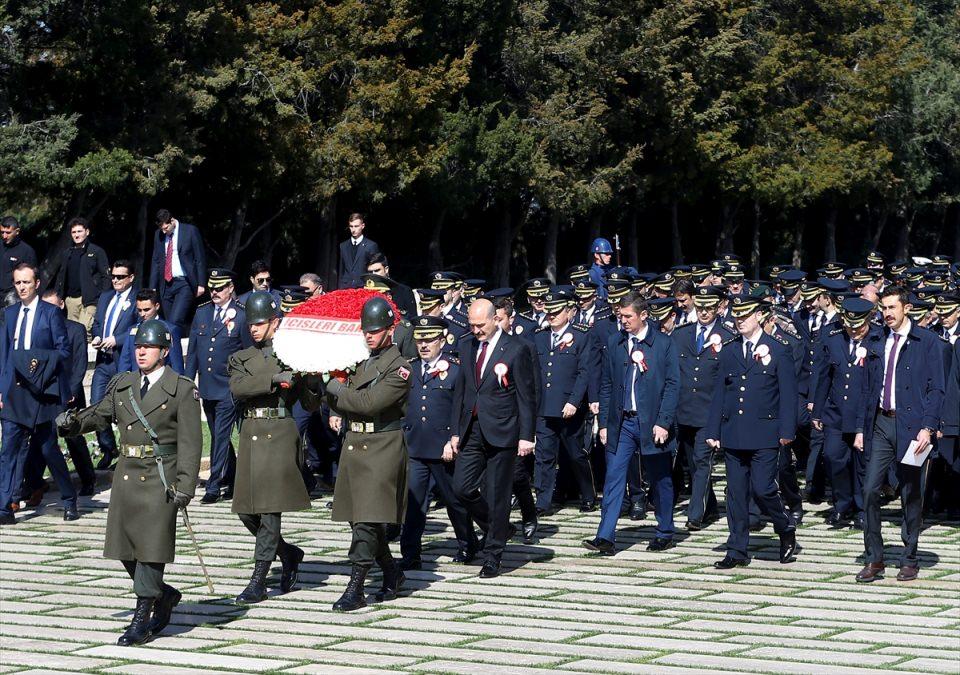 <p>Türk Polis Teşkilatı 172. Kuruluş yıldönümü nedeniyle İçişleri Bakanı Süleyman Soylu başkanlığındaki heyet Anıtkabir'i ziyaret etti.</p>