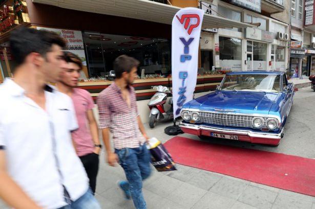 <p>Yenilemenin ardından kentin en işlek caddesinde sergilenen otomobil vatandaşların ilgisini çekti.</p>