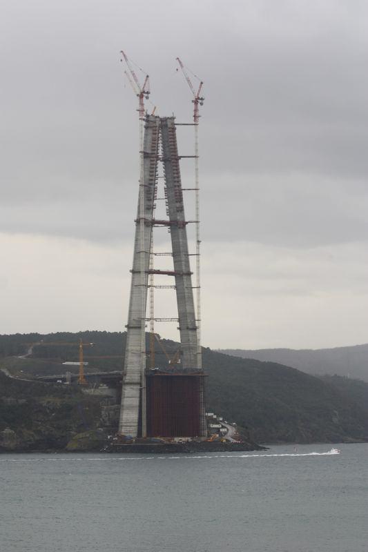 <p>4 bin 400 tona kadar taşıma kapasitesine sahip eğik askı halatlarının önümüzdeki günlerde monte edilmesi bekleniyor.</p>
