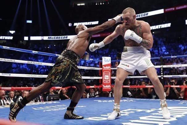 <p>Floyd Mayweather mücadele sonrası şunları söyledi: "İlk 3 rauntta rakibimi anlamaya çalıştım. UFC maçları 25 dakika olduğu için bekledim ve sonrasında McGregor yoruldu"</p>
